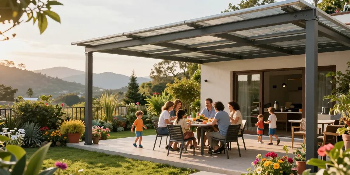 Gemütliche Terrasse mit Terrassenüberdachung und fröhlicher Familie beim Essen.